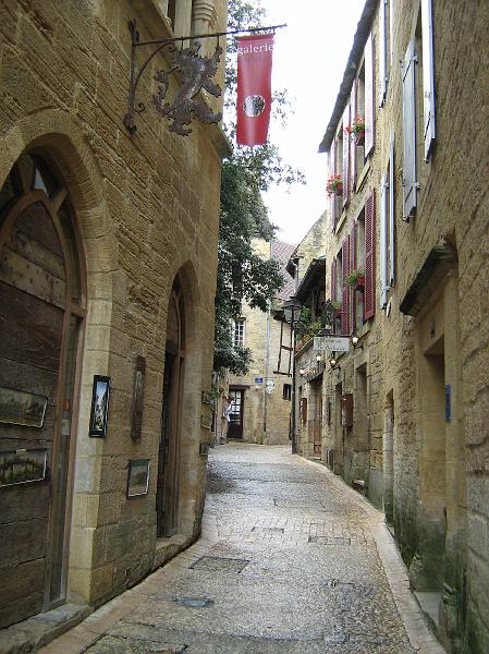 sarlat la caneda straatje.jpg - Smal straatje in Sarlat la Caneda.